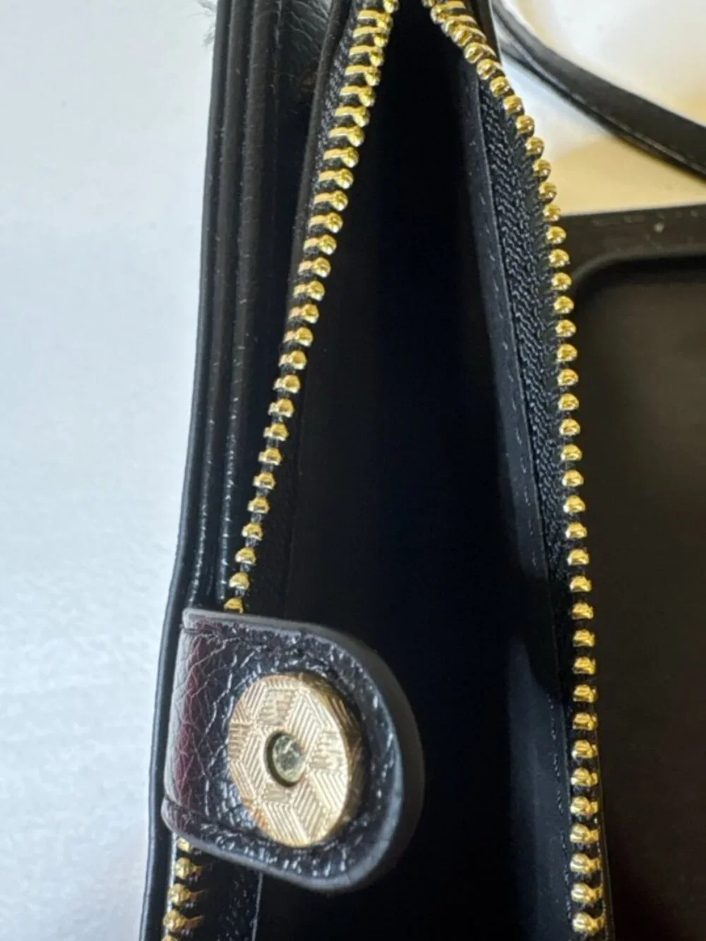 Black Embossed Leather Wallet With‎ Phone Holder 12 Credit Card Slots Wrist